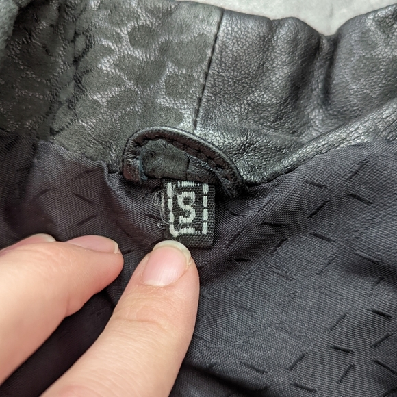 Vintage 80s soft black leather jacket with shoulder pads and leopard det… - Picture 11 of 14